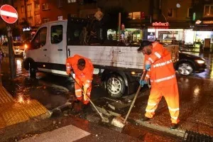 Yalova Belediyesi Ekipleri Sağanak Yağışta Gece Boyunca Sahada Çalıştı