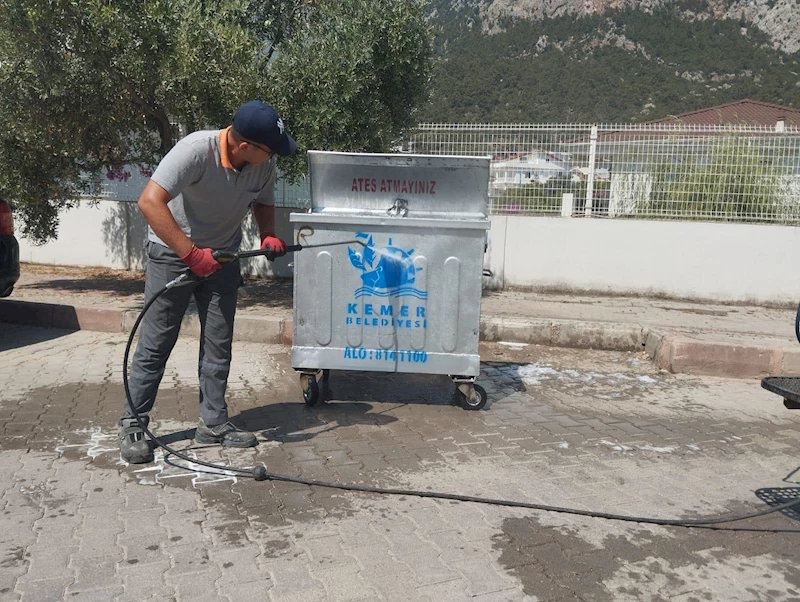 Kemer’de çöp konteynerleri dezenfekte ediliyor
