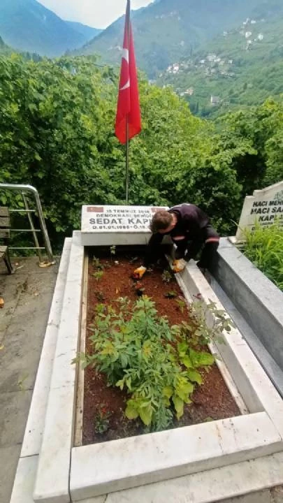 İLÇEMİZDEKİ AZİZ ŞEHİTLERİMİZİN KABİRLERİ TEMİZLENEREK BAKIMLARI YAPILDI