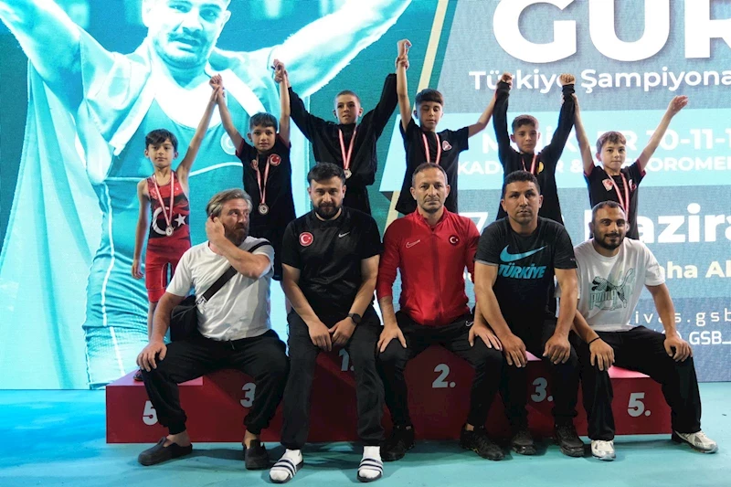 -GÜREŞ TAKIMI KATILDIKLARI ŞAMPİYONALARDAN DERECELERLE DÖNDÜ