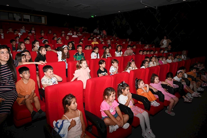 Minik öğrencilerin tiyatro keyfi