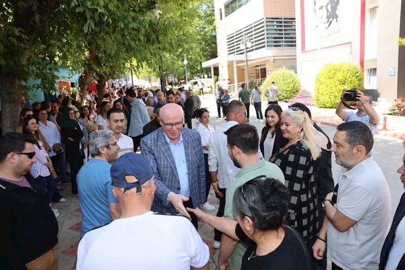 BAŞKAN KURT, BELEDİYE ÇALIŞANLARI İLE BAYRAMLAŞTI