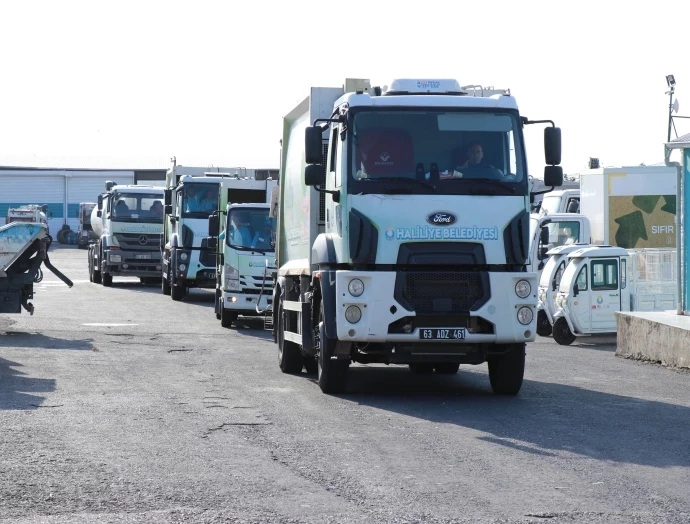 HALİLİYE’DE TEMİZLİK SEFERBERLİĞİ SÜRÜYOR: 83 ARAÇLIK FİLO GÜNÜN İLK IŞIKLARIYLA SAHADA