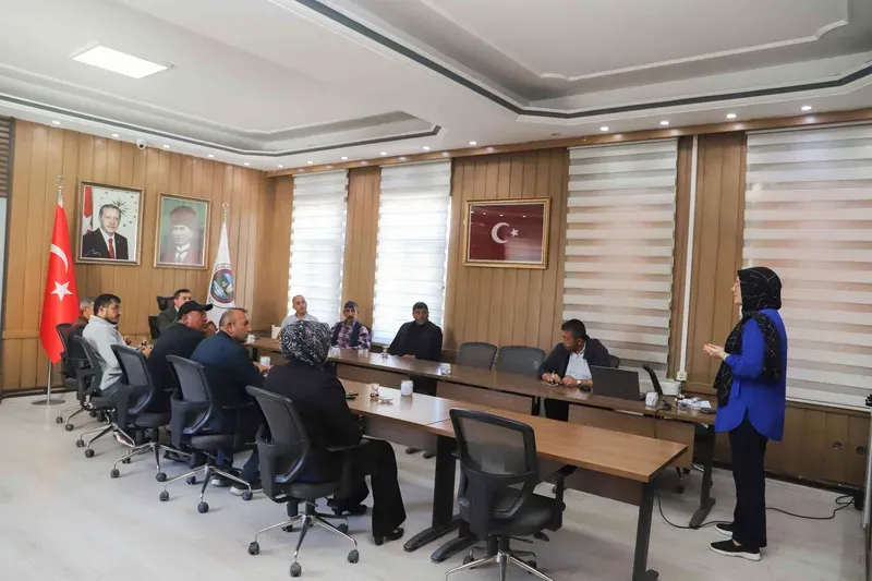 İlçemizde yapılacak adres düzenlemesi ve levhalandırma çalışmaları hakkında mahalle muhtarlarına bilgilendirme toplantısı gerçekleştirildi.